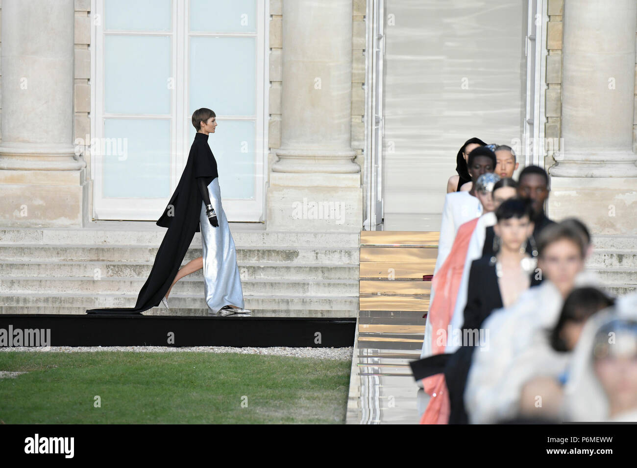 París, Francia. El 1 de julio, 2018. Modelos presentan las creaciones de Givenchy Haute Couture durante el otoño/invierno 2018/19 desfiles de moda en París, Francia, el 1 de julio de 2018. Crédito: Piero Biasion/Xinhua/Alamy Live News Foto de stock