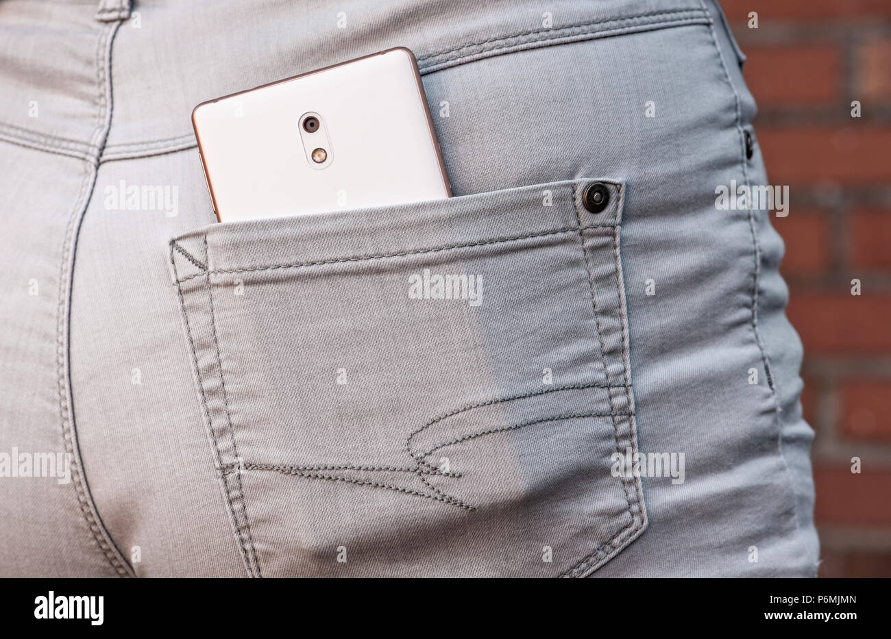 El hurto, el robo de un teléfono celular de un bolsillo del pantalón  Fotografía de stock - Alamy