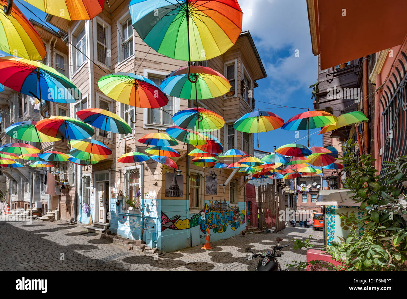 Paraguas decorado Street, en el barrio de Suleymaniye Fatih distrito de  Estambul, Turquía Fotografía de stock - Alamy