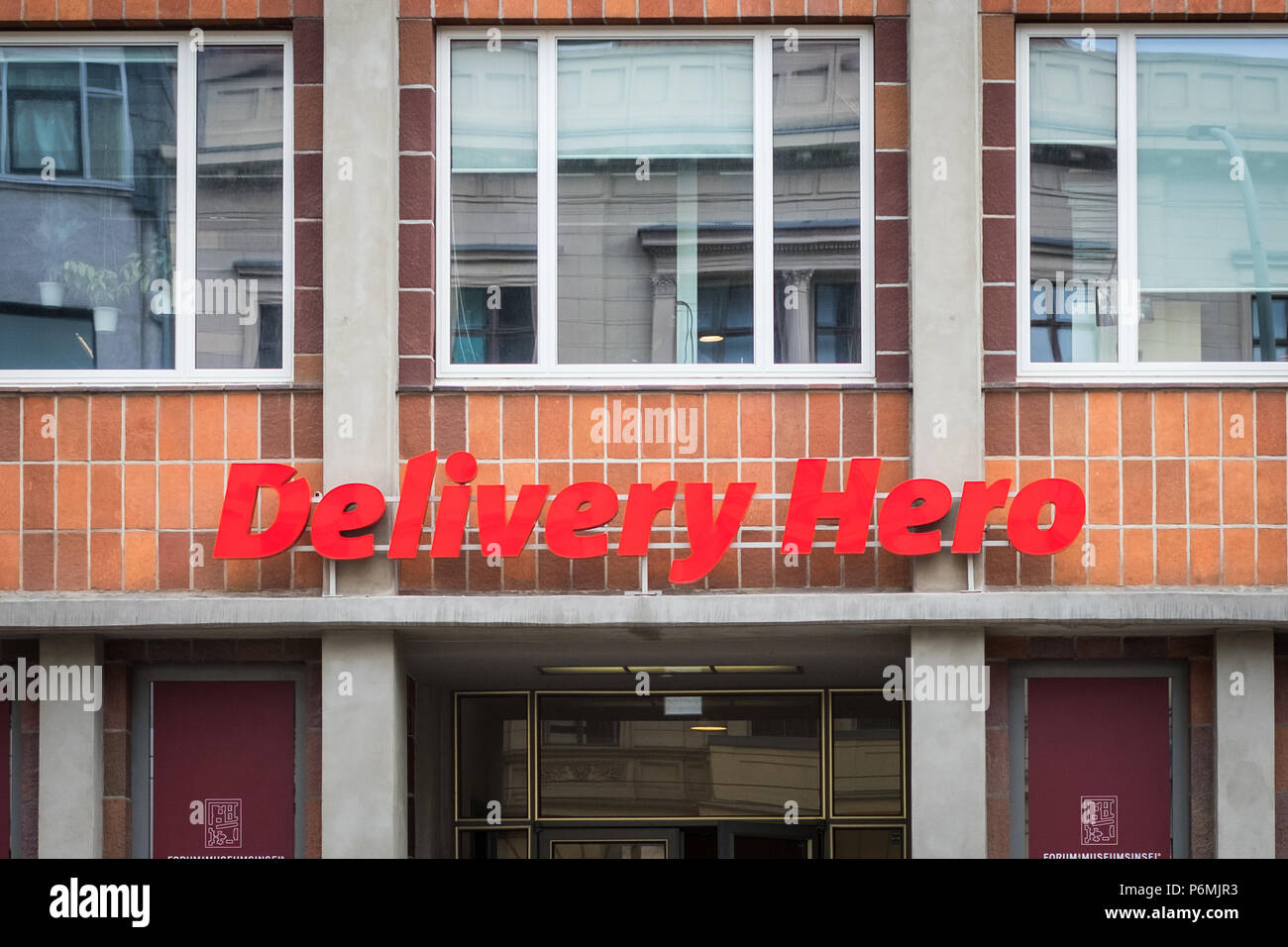 Berlin, Alemania - junio de 2018: el logotipo y la sede de la entrega, un héroe de la compañía de entrega de alimentos en Berlín, Alemania Foto de stock