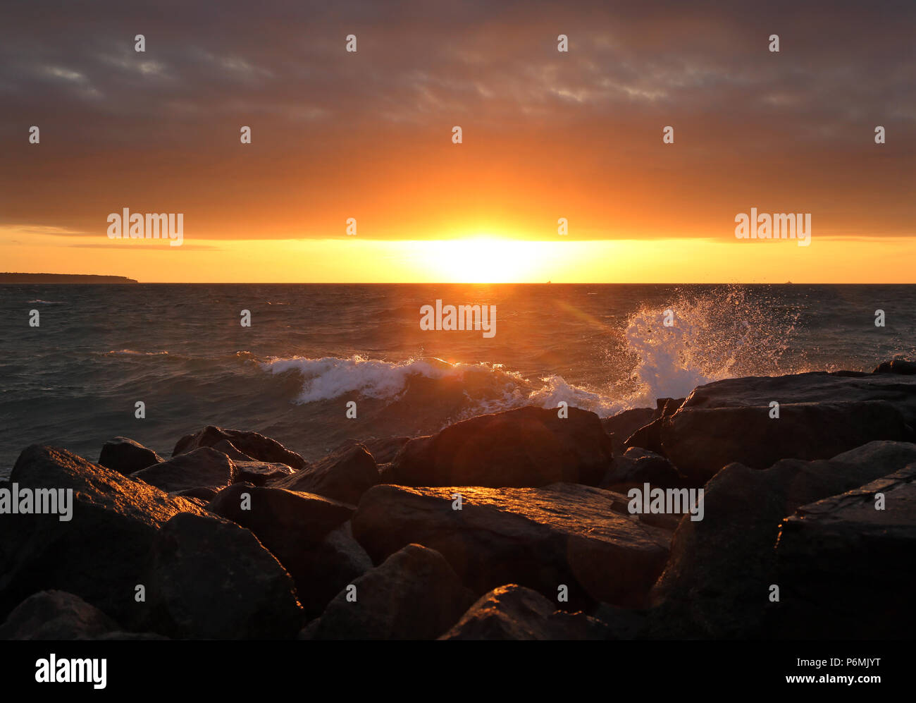 Warnemuende, puesta de sol en el Mar Báltico Foto de stock