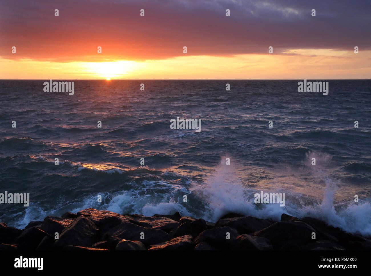 Warnemuende, puesta de sol en el Mar Báltico Foto de stock