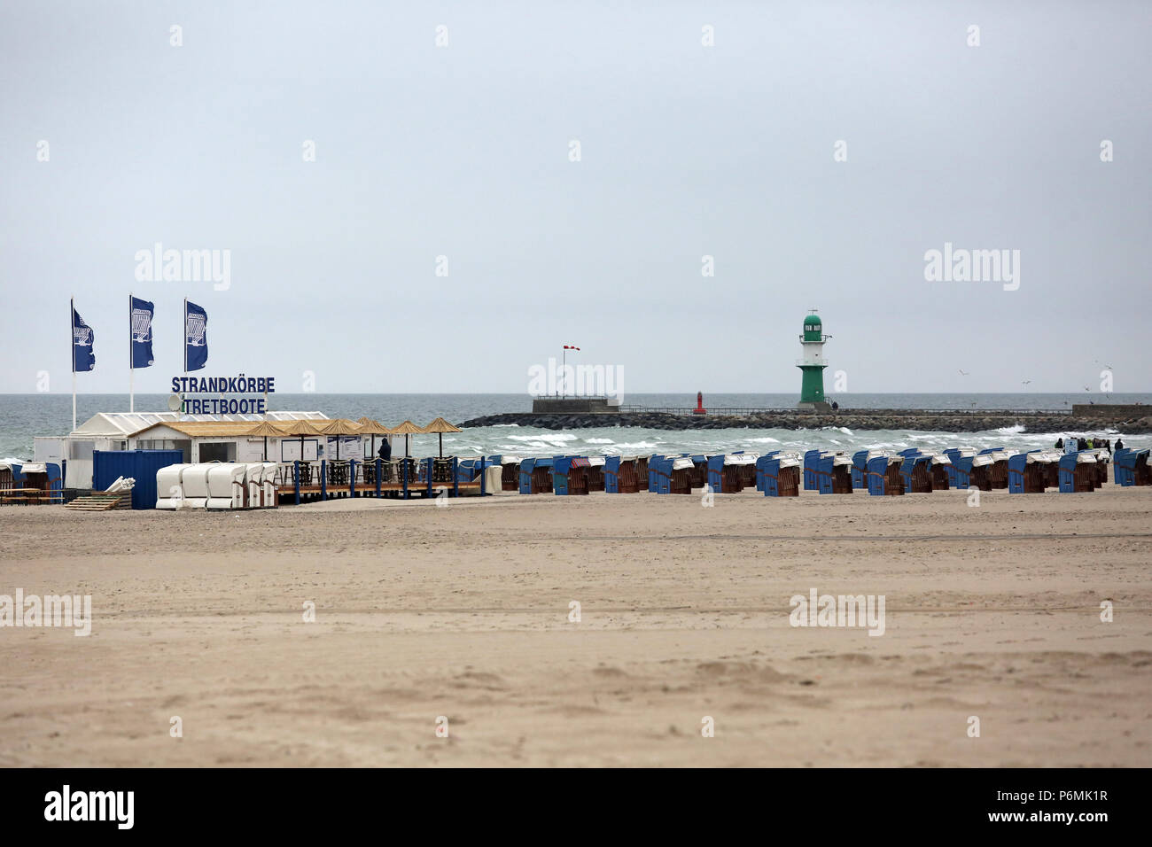 Warnemuende, sillas de playa y botes de alquiler en la playa Foto de stock