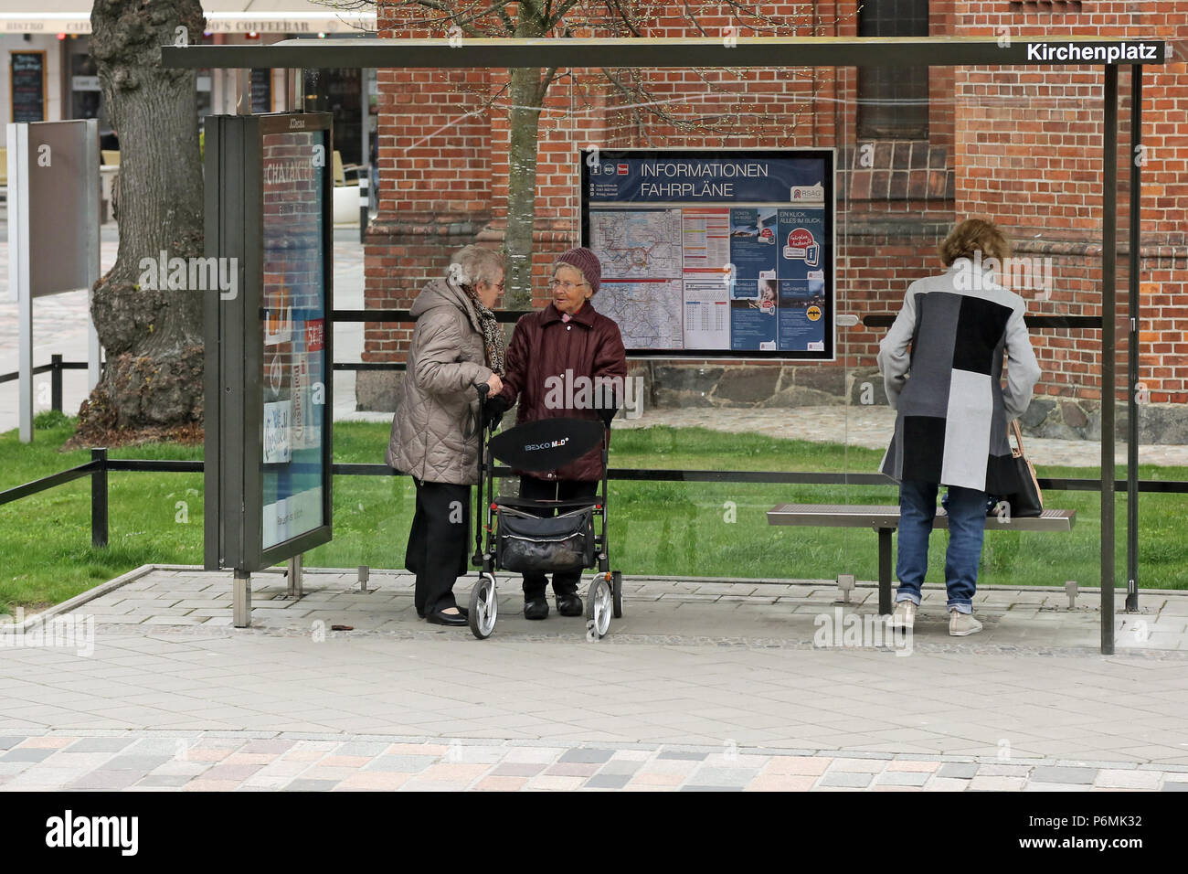 Warnemuende, los ancianos están esperando el autobús Foto de stock