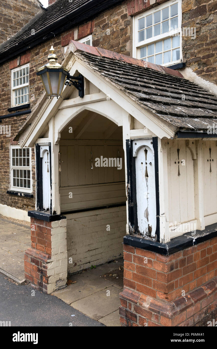 Porche de entrada antigua casa impar Tavern Pub (ahora cerrado), Oakham Rutland, Inglaterra, Reino Unido. Ver Alamy K49G3J para la foto antes del cierre. Foto de stock