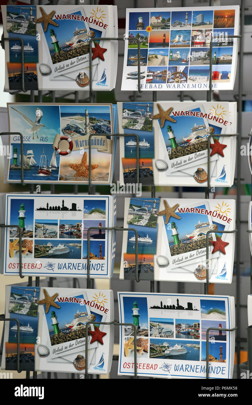 Warnemuende, postales en un soporte de tarjeta Foto de stock