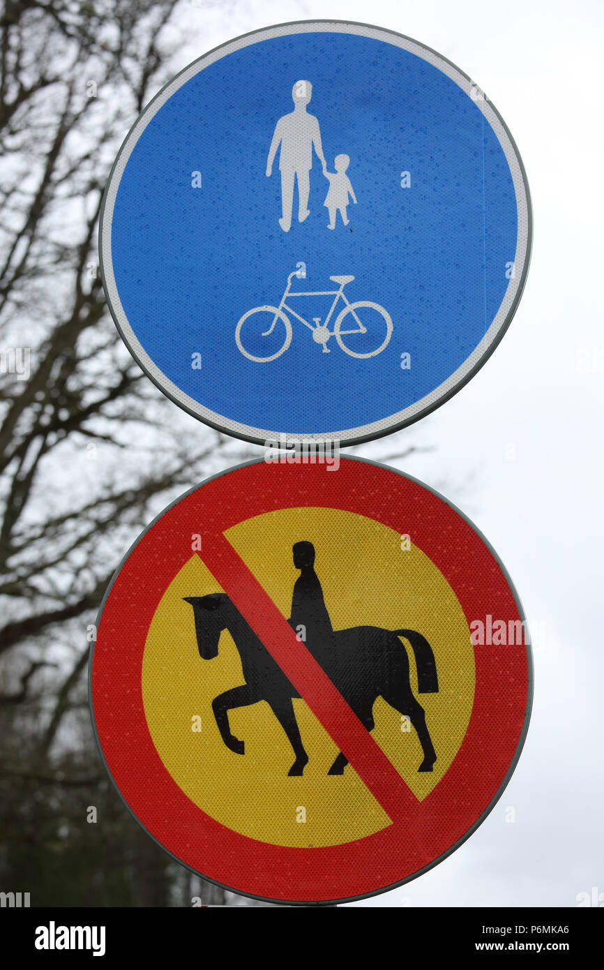 Lessebo, Suecia, signos - Caballo prohibida - y - ruta común para peatones y ciclistas. Foto de stock