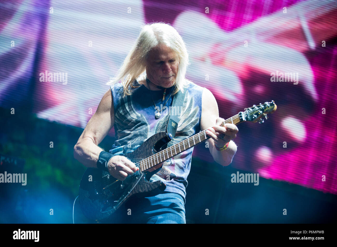 Guitarra de Deep Purple, Steve Morse realiza. Deep Purple band realiza en Arena Tauron Cracovia como parte de la gira de despedida, el adiós de largo recorrido. Foto de stock