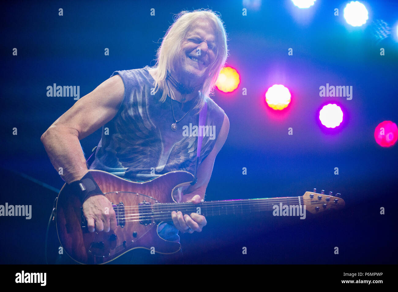 Guitarra de Deep Purple, Steve Morse realiza. Deep Purple band realiza en Arena Tauron Cracovia como parte de la gira de despedida, el adiós de largo recorrido. Foto de stock