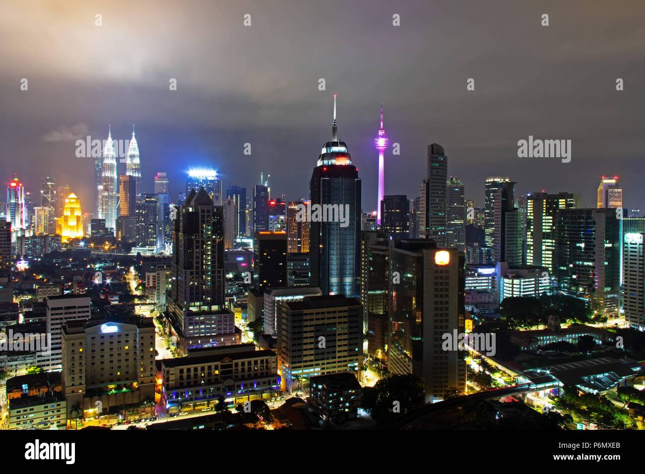 Vista nocturna de Kuala Lumpur, capital de Malasia. Foto de stock