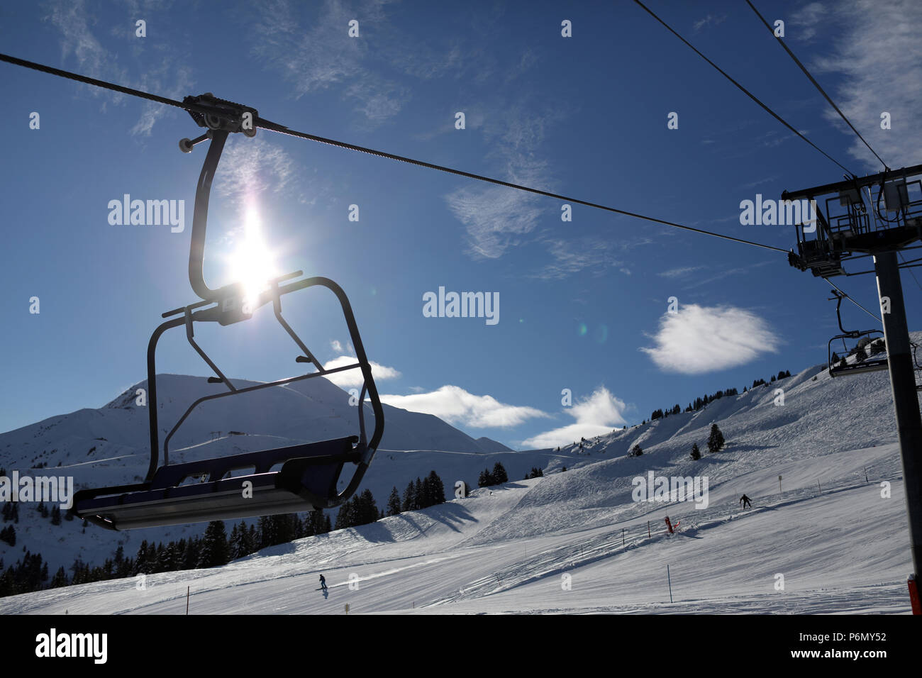 A los Alpes franceses. El macizo del Mont-Blanc. Estación de esquí y telesillas. De Saint-Gervais. Francia. Foto de stock
