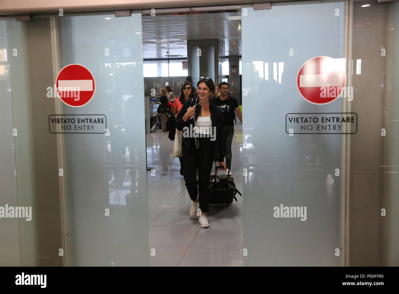 Mujer joven que llegan al aeropuerto de Brindisi, Italia. Foto de stock