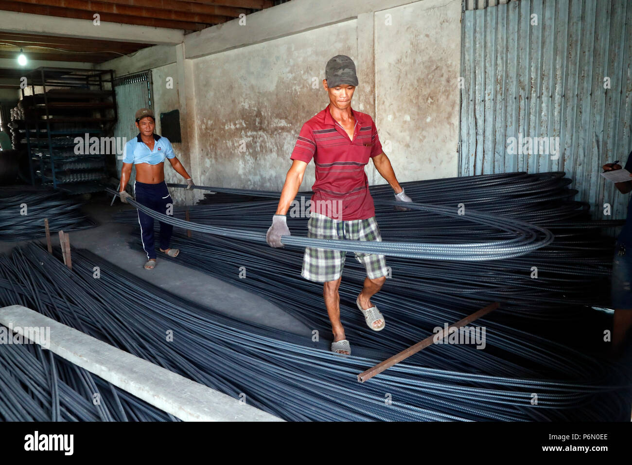 Las armaduras de acero para refuerzo de hormigón construcción industria de la construcción. Los trabajadores de la construcción. Cai Be. Vietnam. Foto de stock