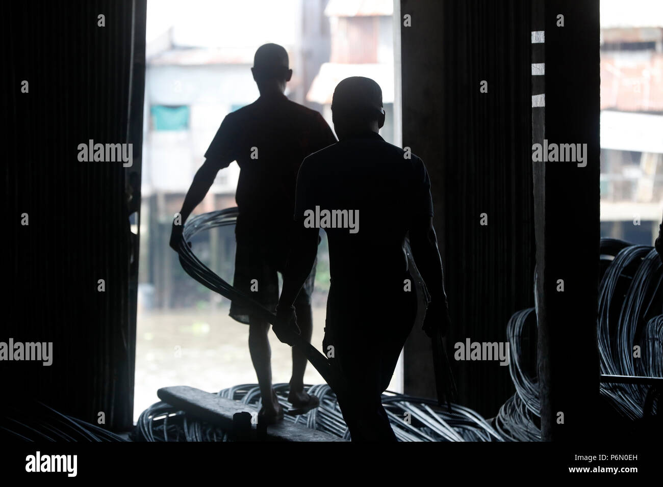 Las armaduras de acero para refuerzo de hormigón construcción industria de la construcción. Los trabajadores de la construcción. Cai Be. Vietnam. Foto de stock