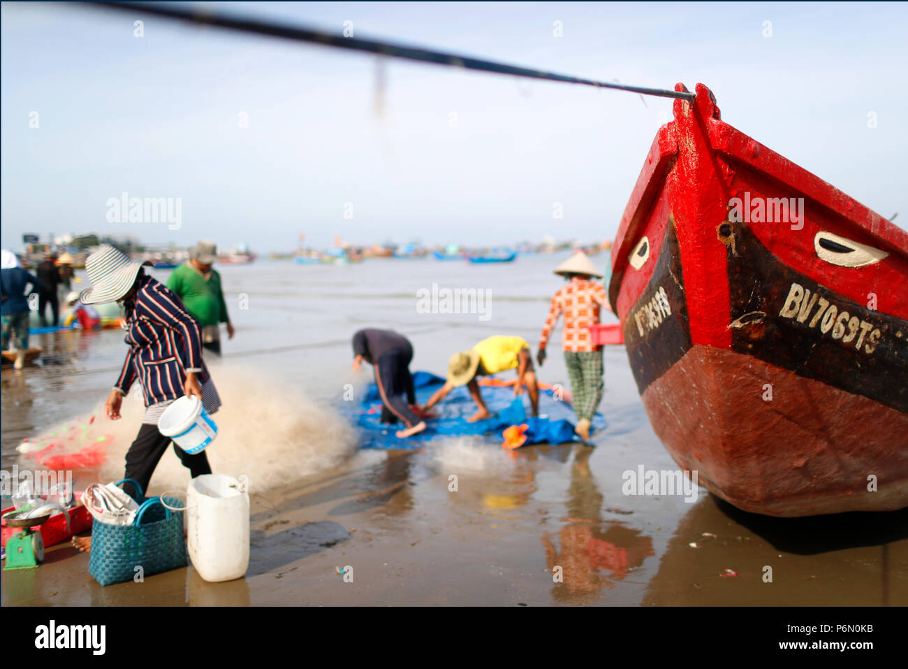 Coloridos botes de pesca pintados con buena suerte ojo. Bai Truoc frente a la playa. Vung Tau. Vietnam. Foto de stock