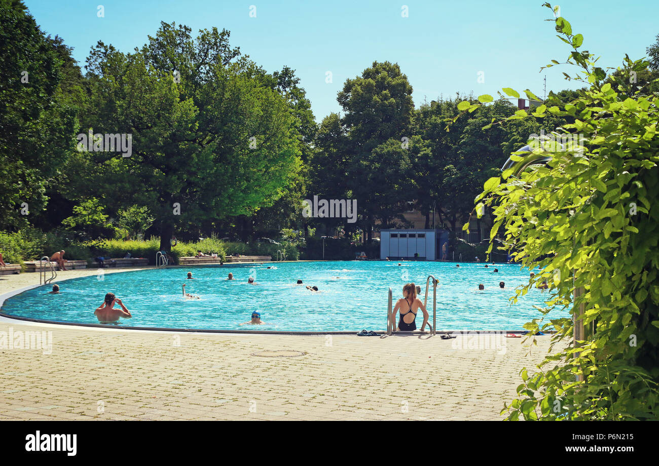 MUNICH, Alemania - 11 de junio de 2018, maravilloso clima de verano y  tiempo libre para nadar en una de las populares piscinas en Munich  Fotografía de stock - Alamy