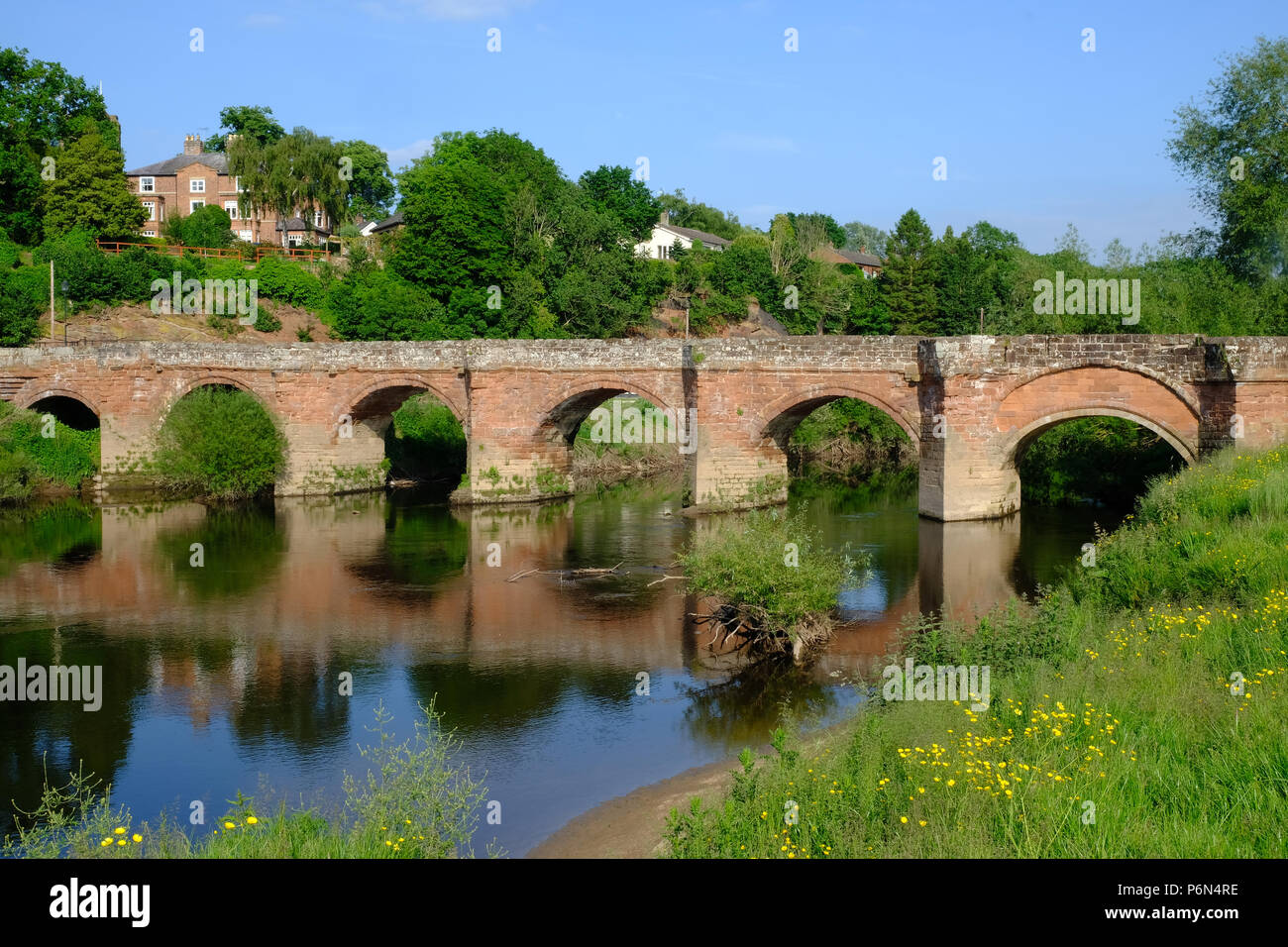 Farndon Holt Bridge, un puente medieval sobre el río Dee en la frontera entre Inglaterra y Gales Foto de stock