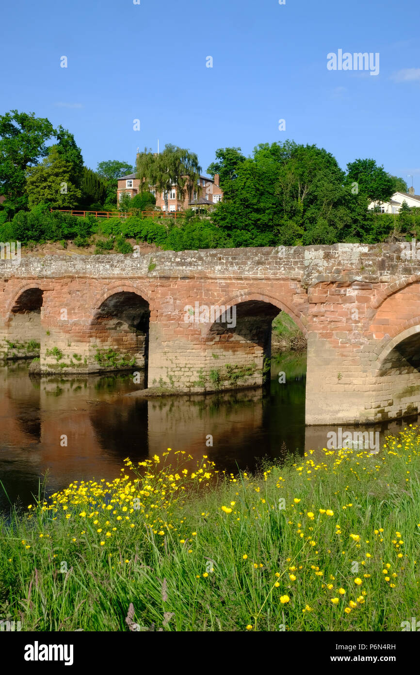 Farndon Holt Bridge, un puente medieval sobre el río Dee en la frontera entre Inglaterra y Gales Foto de stock