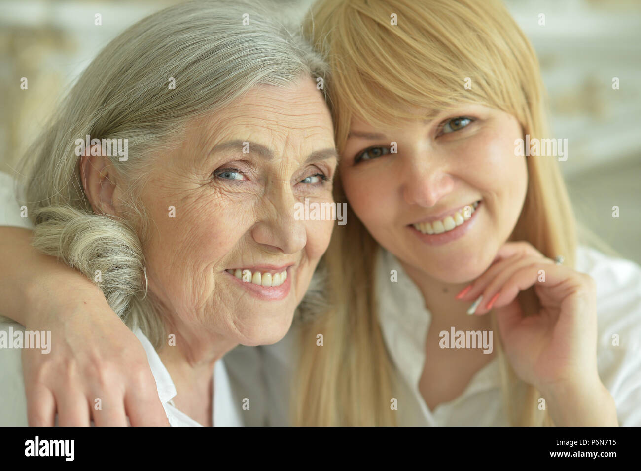 Anciana madre e hija de mediana edad fotografías e imágenes de alta