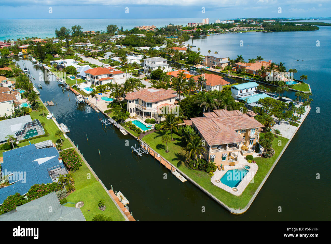 Lancha clave está próxima a Sarasota y Anna Maria Island Florida y es un exclusivo barrio caro y destino de vacaciones favorito Foto de stock