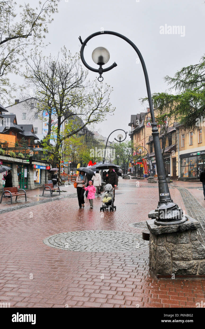 Calle Krupowki más representativos de Zakopane, Zakopane, Polonia, Europa oriental Foto de stock