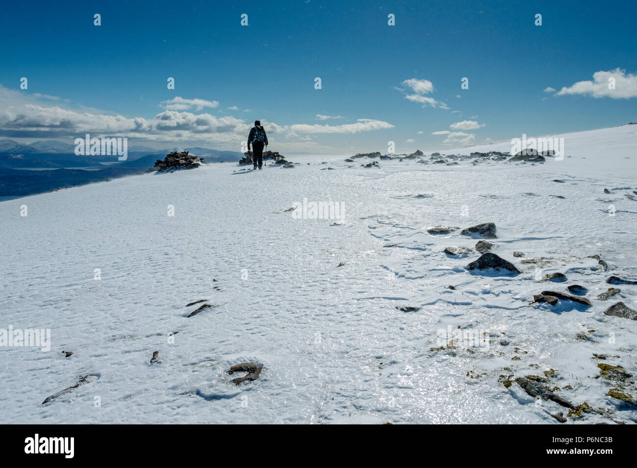 Una colina walker cerca de la cumbre de la cresta de una Chaorachain Sgùrr' en las colinas de Applecross, región de tierras altas, Escocia, Reino Unido. Foto de stock