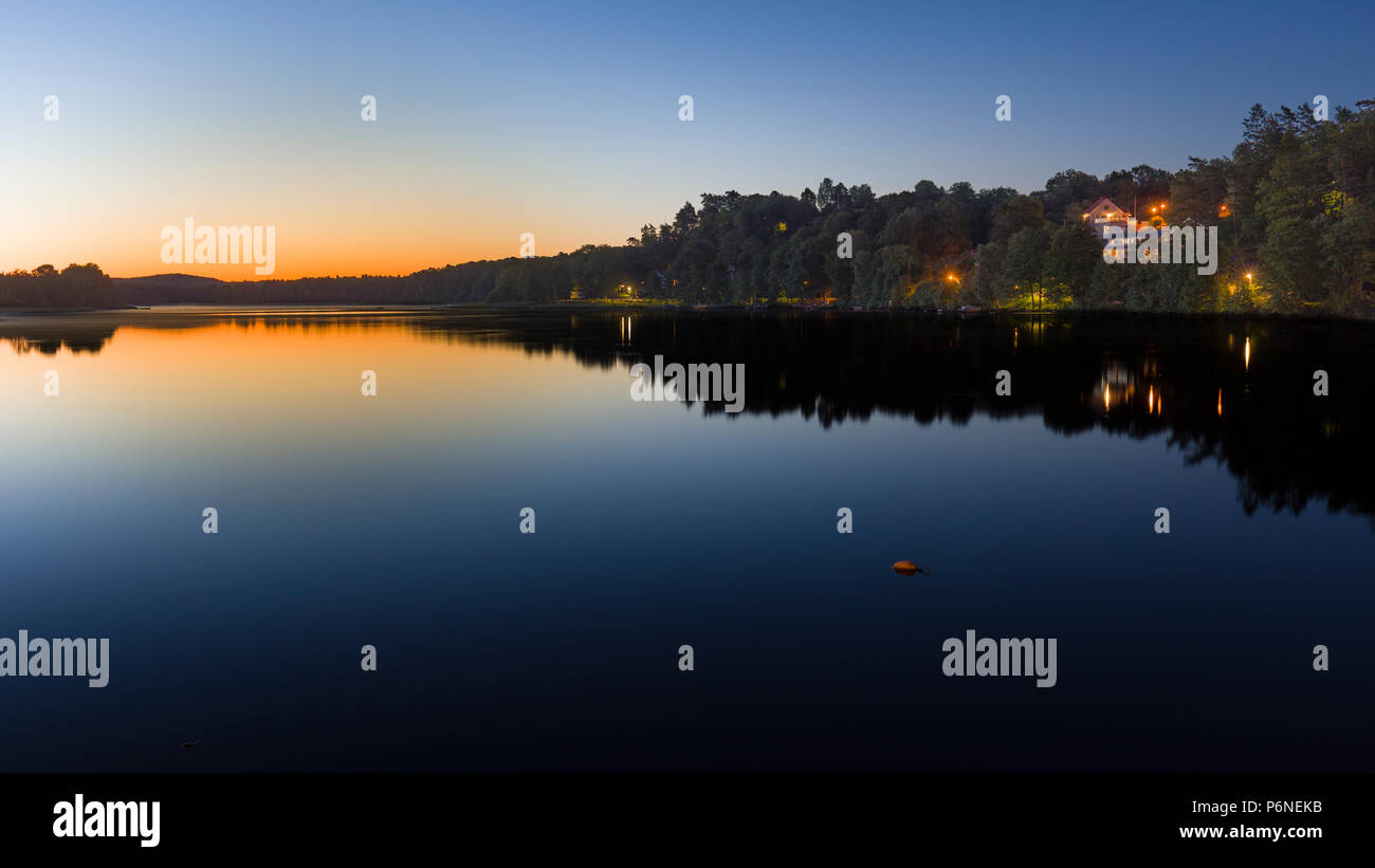 La exposición a largo hermoso amanecer pre Viva Sunrise por un lago tranquilo. Lago, Floda Sävelången, Suecia Foto de stock