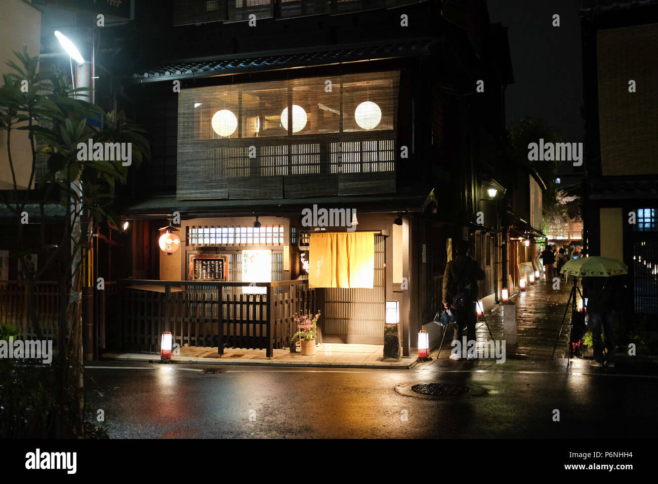 Distrito Gion de Kyoto por la noche. Gion es un antiguo distrito de entretenimiento famosa por sus Geishas y salones de té. Foto de stock