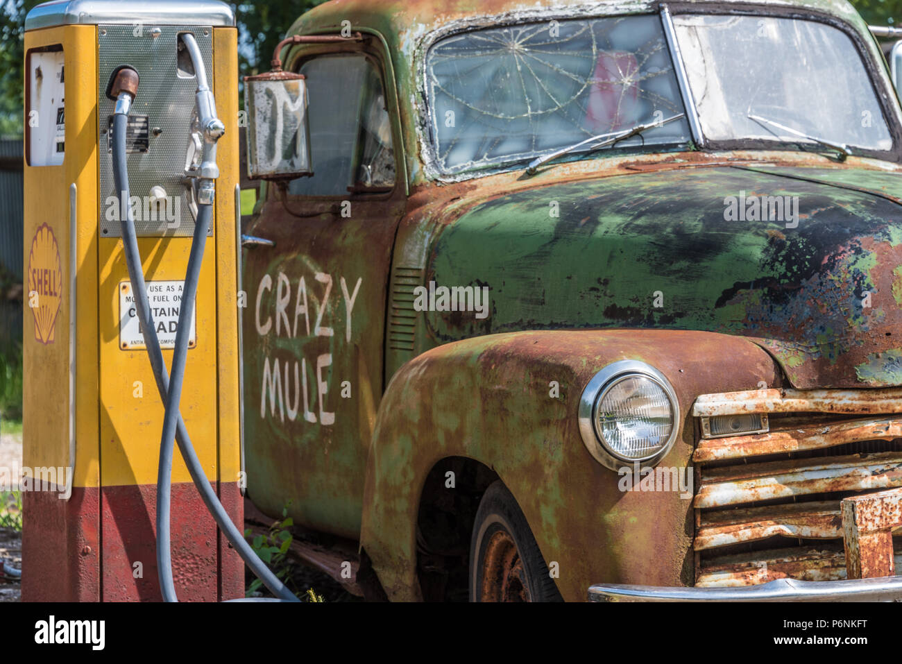 Añada Camión y bomba de gasolina Shell en Crazy Mula arte y antigüedades en las estribaciones de las montañas Blue Ridge en Lula, Georgia. (Ee.Uu.) Foto de stock