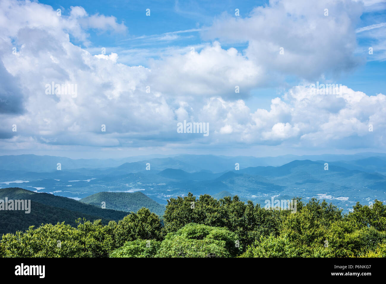 Vista panorámica de las montañas Blue Ridge de Georgia y Carolina del Norte desde Bald, la elevación más alta en el estado de Georgia. (Ee.Uu.) Foto de stock
