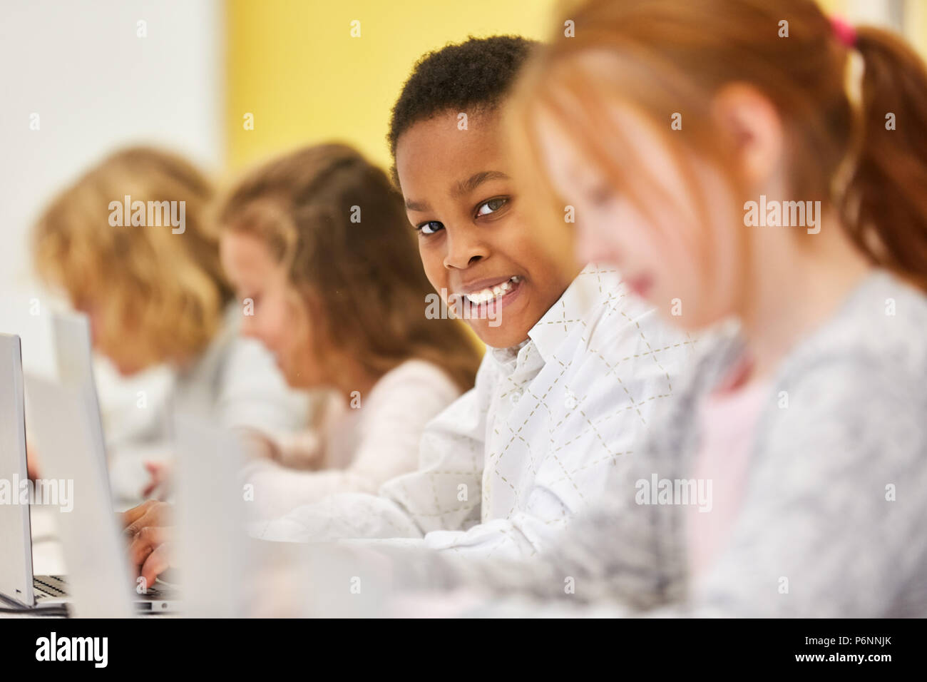 Los niños aprenden lecciones de informática en línea de alfabetización mediática e informática Foto de stock