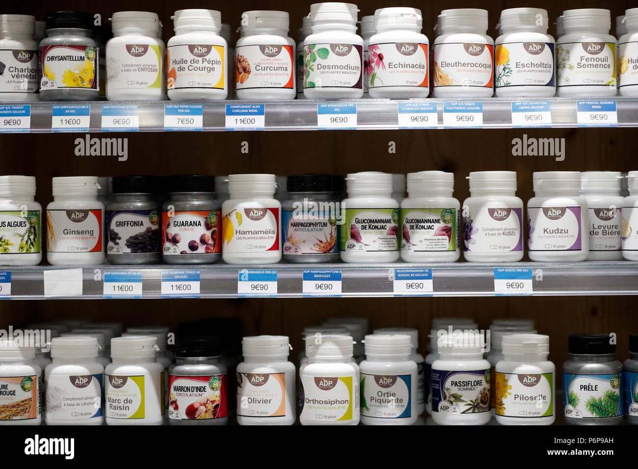 Farmacia. Medicina en estantes. La medicina natural. Francia. Foto de stock