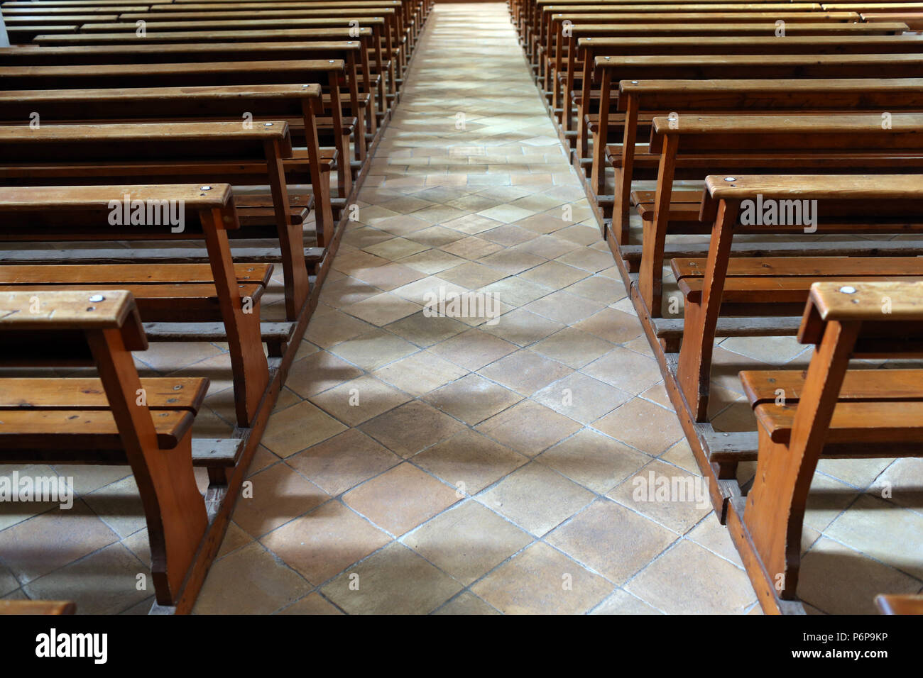 Saint-Gervais-les-Bains iglesia católica. Bancos vacíos. De Saint-Gervais.  Francia Fotografía de stock - Alamy