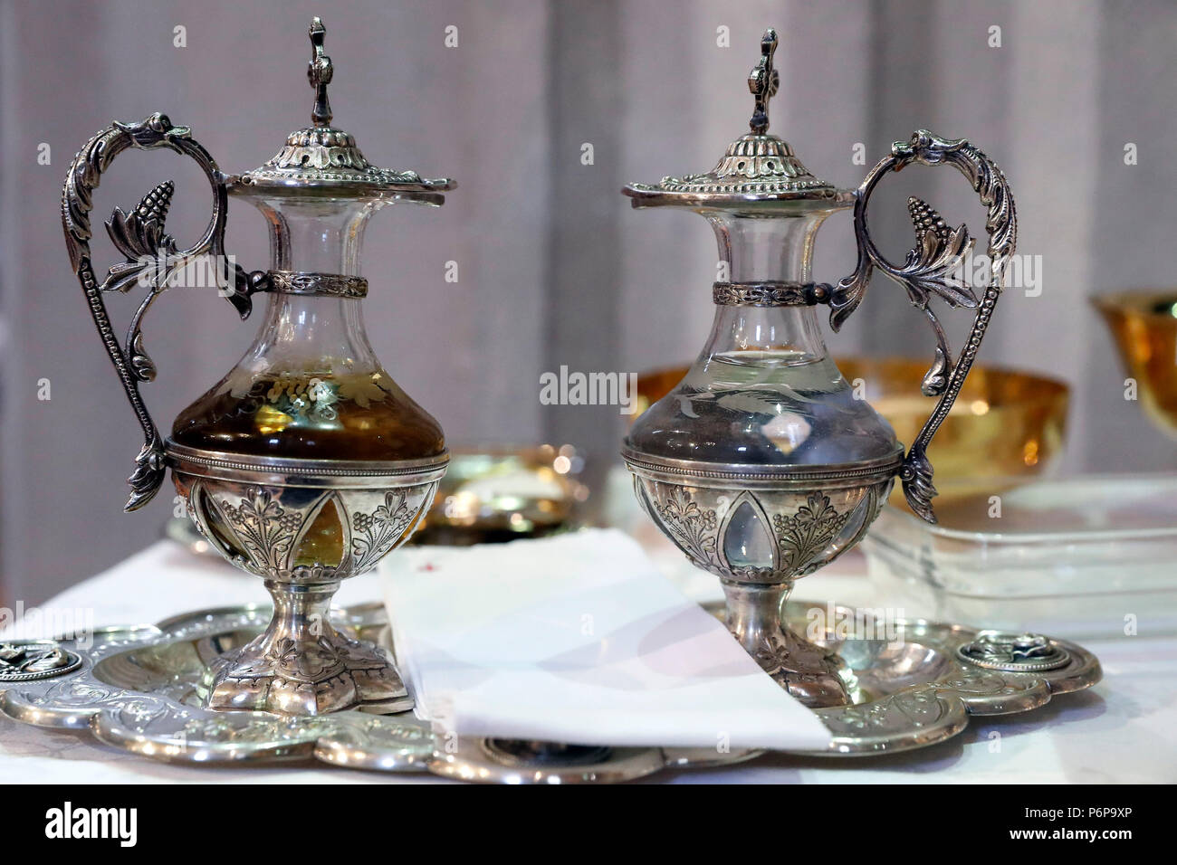 Iglesia de Saint-Jacques. Eucaristía tabla con los elementos litúrgicos. Par de ampollas. Sallanches. Francia Fotografía de stock - Alamy Iglesia de Saint-Jacques. Eucaristía tabla con los elementos litúrgicos. Par de ampollas. Sallanches. Francia Fotografía de stock - Alamy