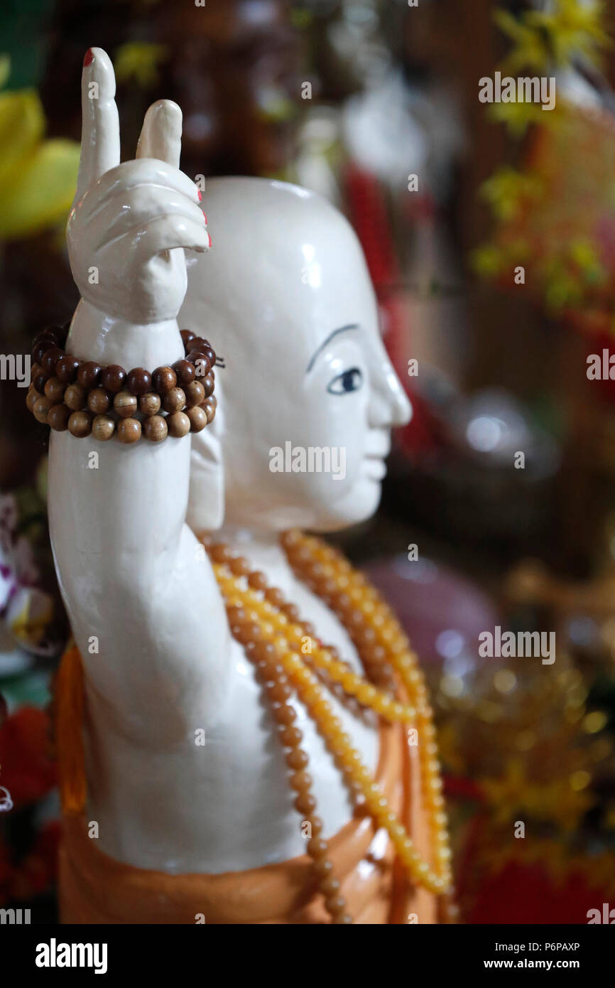 Chua Tu Un Templo Budista Bebe Estatua De Buda Saint Pierre En Faucigny Francia Fotografia De Stock Alamy