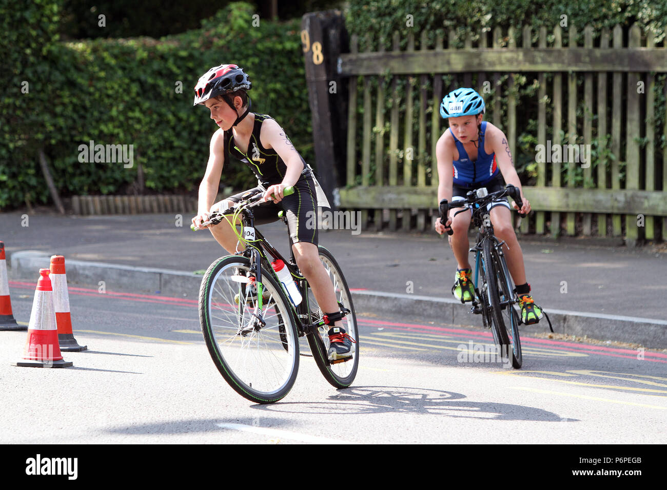 Los niños que toman parte en la fase del ciclo de una escuela de triatlón  en el sur de Londres, Inglaterra Fotografía de stock - Alamy