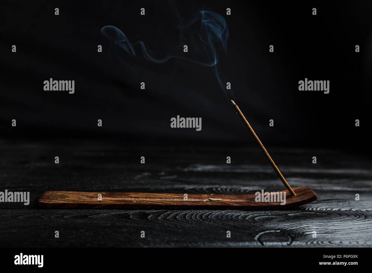 Aromático palo ardiendo y emite mucho humo. Foto de stock