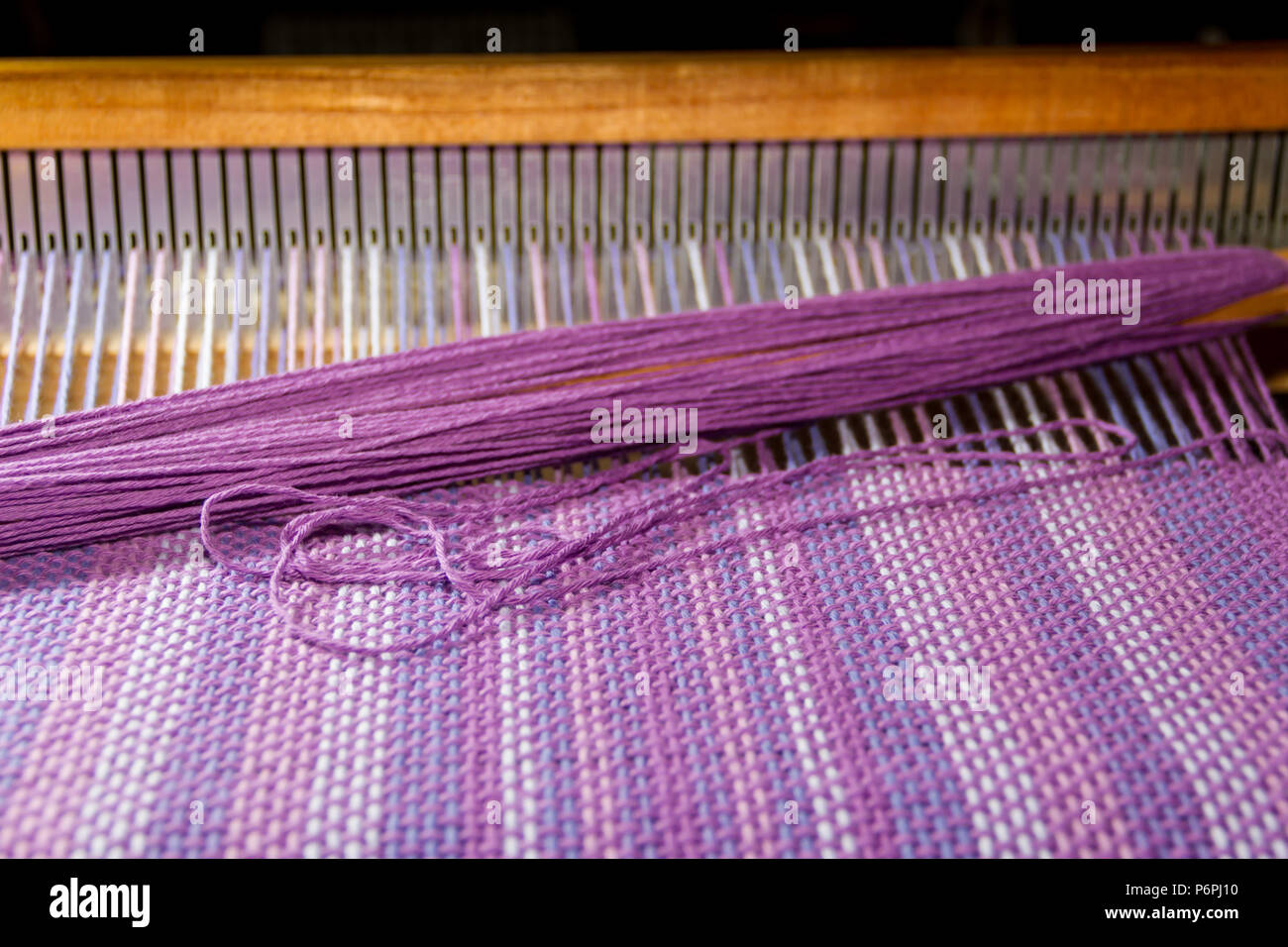 Detalle de tejido en telar de peine con colores lila y ultravioleta  Fotografía de stock - Alamy