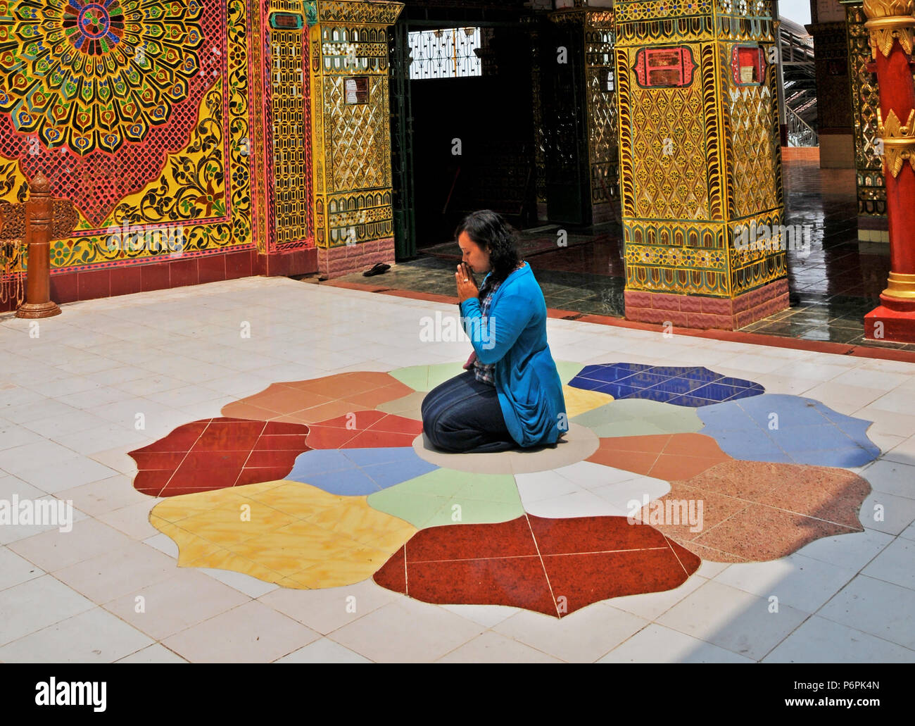Mujer orando, Pyi Su templo Taung, Mandalay Hill , Myanmar Foto de stock