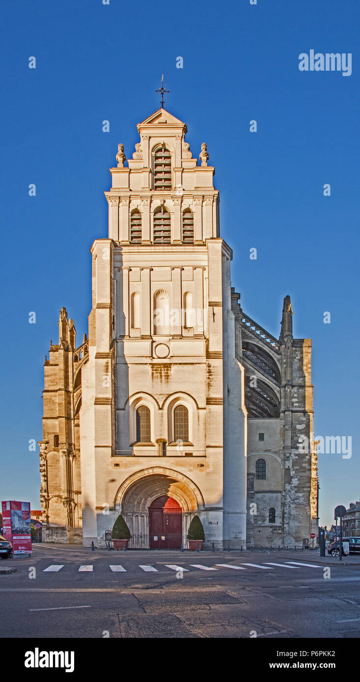 Fachada de la Basílica Catedral Basílica Catedral católica en Rue Adrien Nordet St Quentin Aisne Francia en la luz del sol con el cielo azul más allá Foto de stock