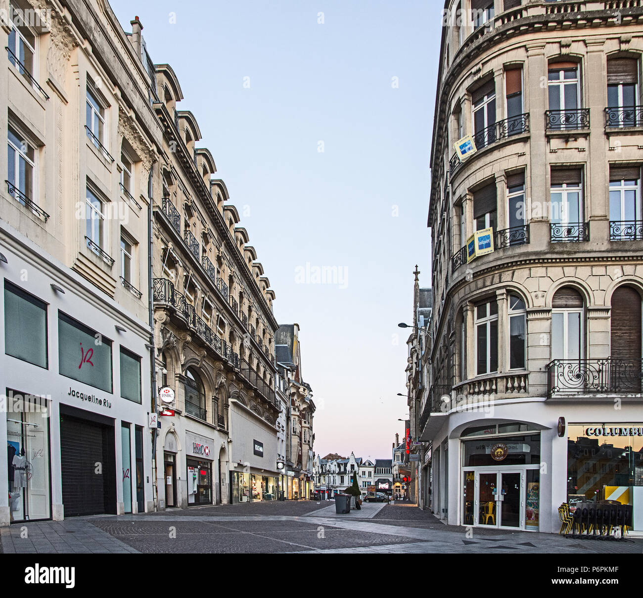 Tiendas y edificios en la Rue de la Sellerie St Quentin Aisne Francia Foto de stock
