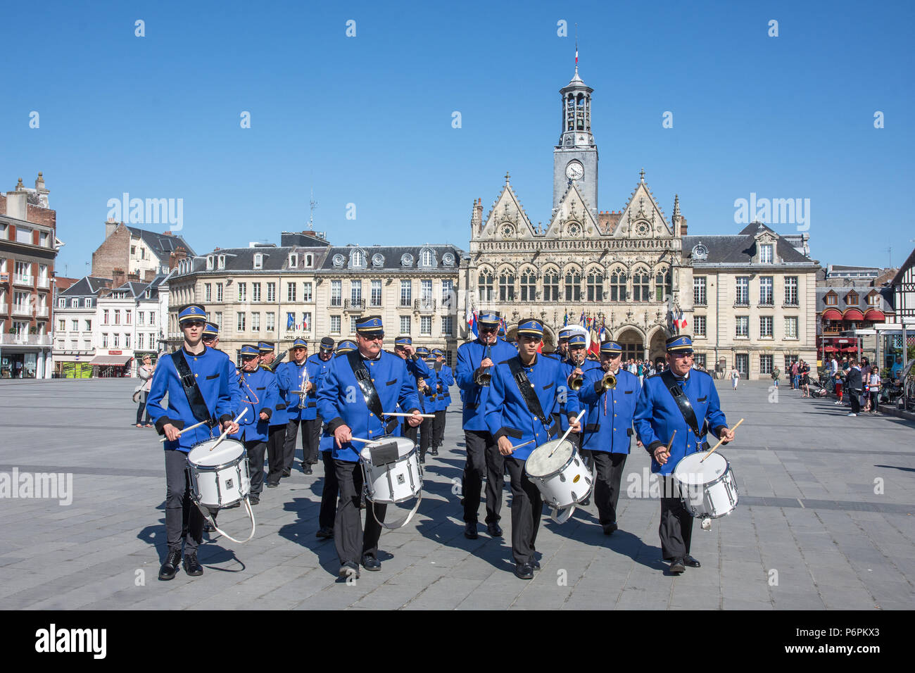La banda de tamborileros y llevar la victoria en Europa el 8 de mayo desfile en la Place de l'Hotel de Ville ijnSta Quentin, Aisne, Francia el 8 de mayo de 2918 Foto de stock