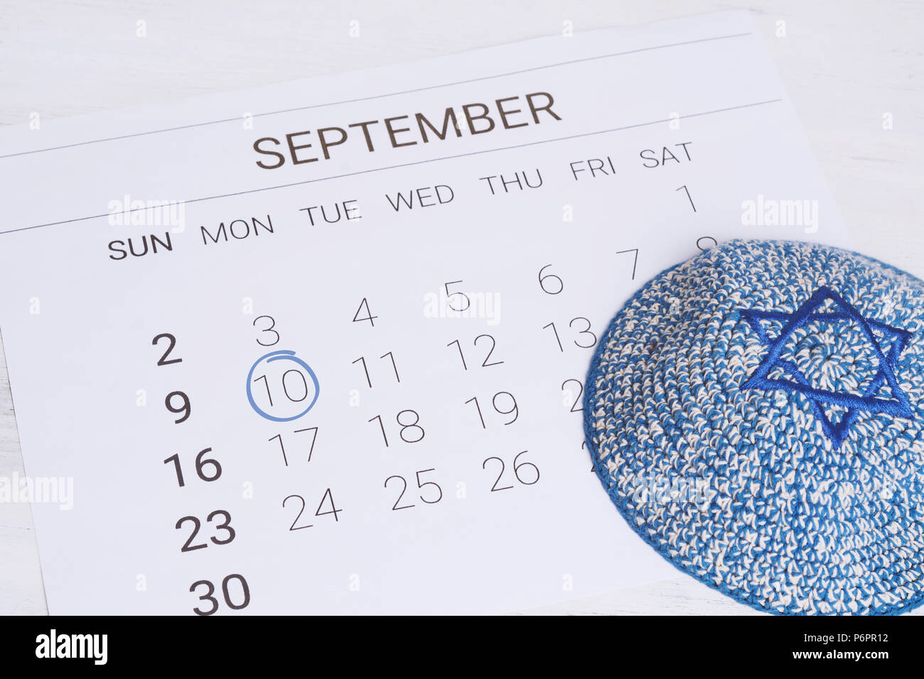 Calendario con kippah. Calendario con fecha 10 y 11 de septiembre. Rosh Hashaná, año nuevo judío 