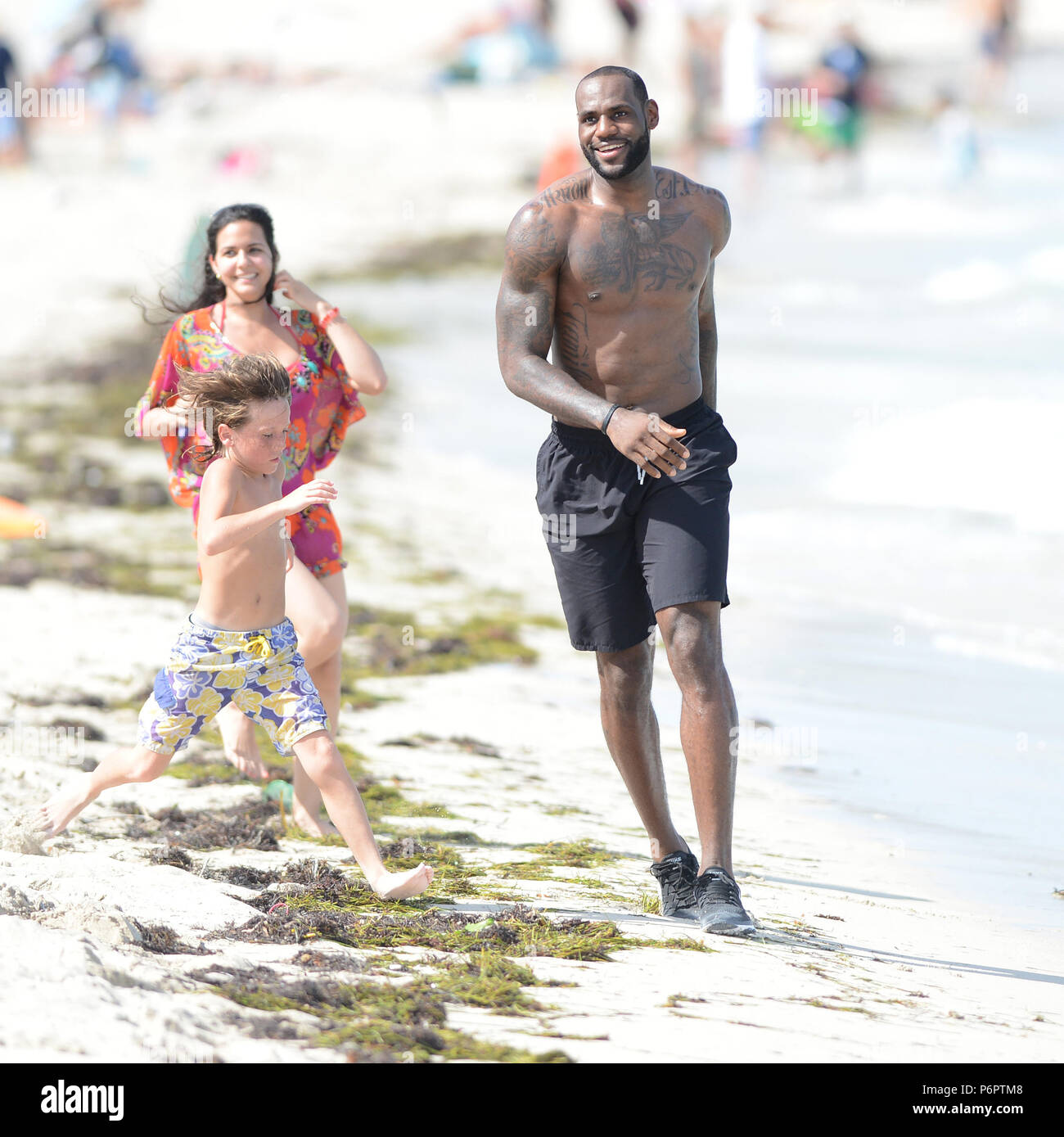 MIAMI BEACH, FL - 16 de agosto: James apareció en ubicación en Miami Beach para un de Nike. Campeón de NBA nos montamos en una bicicleta y corrió alrededor
