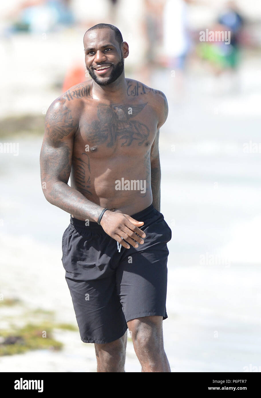MIAMI BEACH, FL - 16 de agosto: LeBron James apareció en ubicación en Miami  Beach para un comercial de Nike. Campeón de la NBA nos montamos en una  bicicleta y corrió alrededor
