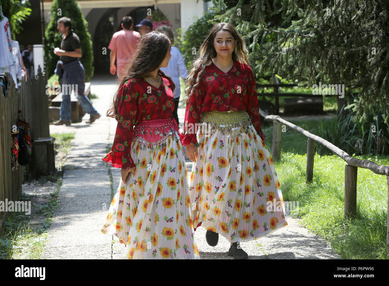 Bucarest, Rumania. El 1 de julio, 2018. Niñas vestidas con ropa tradicional paseo durante la de verano organizadas por el Museo Nacional de Villa en Bucarest, Rumania, el 1 de julio