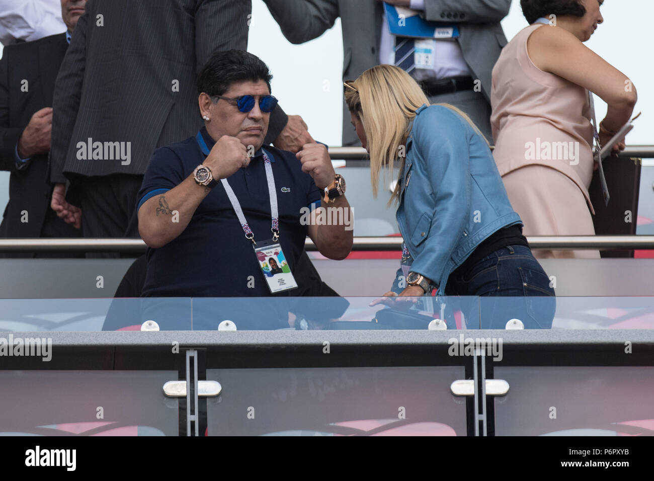 Diego Armando Maradona (izquierda, ex futbolista profesional, ARG) en el Tribune, Tribssne, espectador, la mitad de la figura, la mitad figura, Francia (FRA) - Argentina (ARG) 4: 3, Ronda de 16, 50, de 30.06.2018 del juego en Kazan ; Copa Mundial de Fútbol de 2018 en Rusia desde 14.06. - 15.07.2018. Uso | en todo el mundo Foto de stock