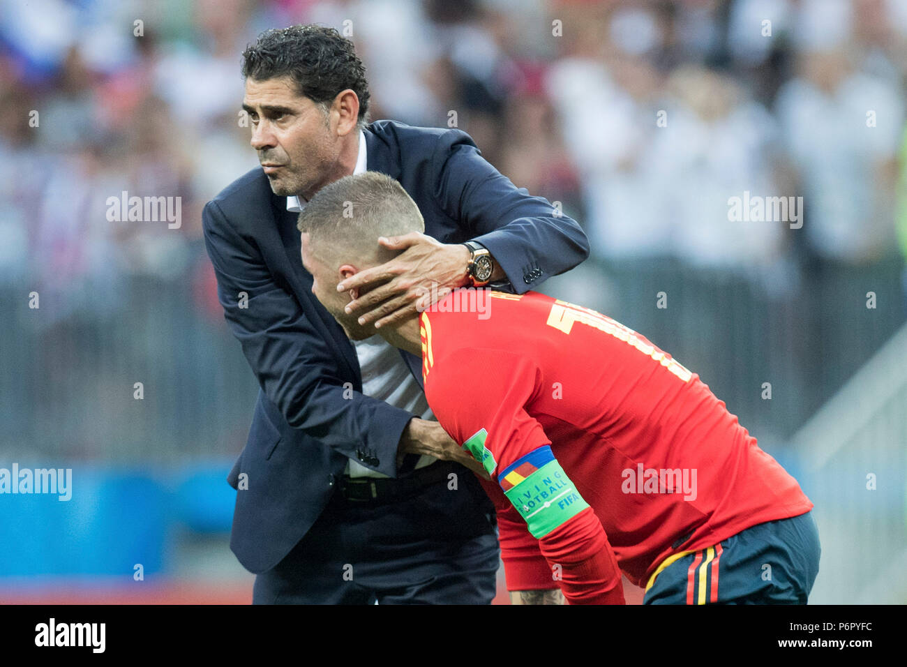 Moscú, Russland. Desde el 01 de julio, 2018. Fernando Hierro (entrenador,  ESP) ayuda a Sergio Ramos (ESP) alta, está decepcionado después de la  derrota, la ducha, la decapitación, la decepción, triste, frustrado,