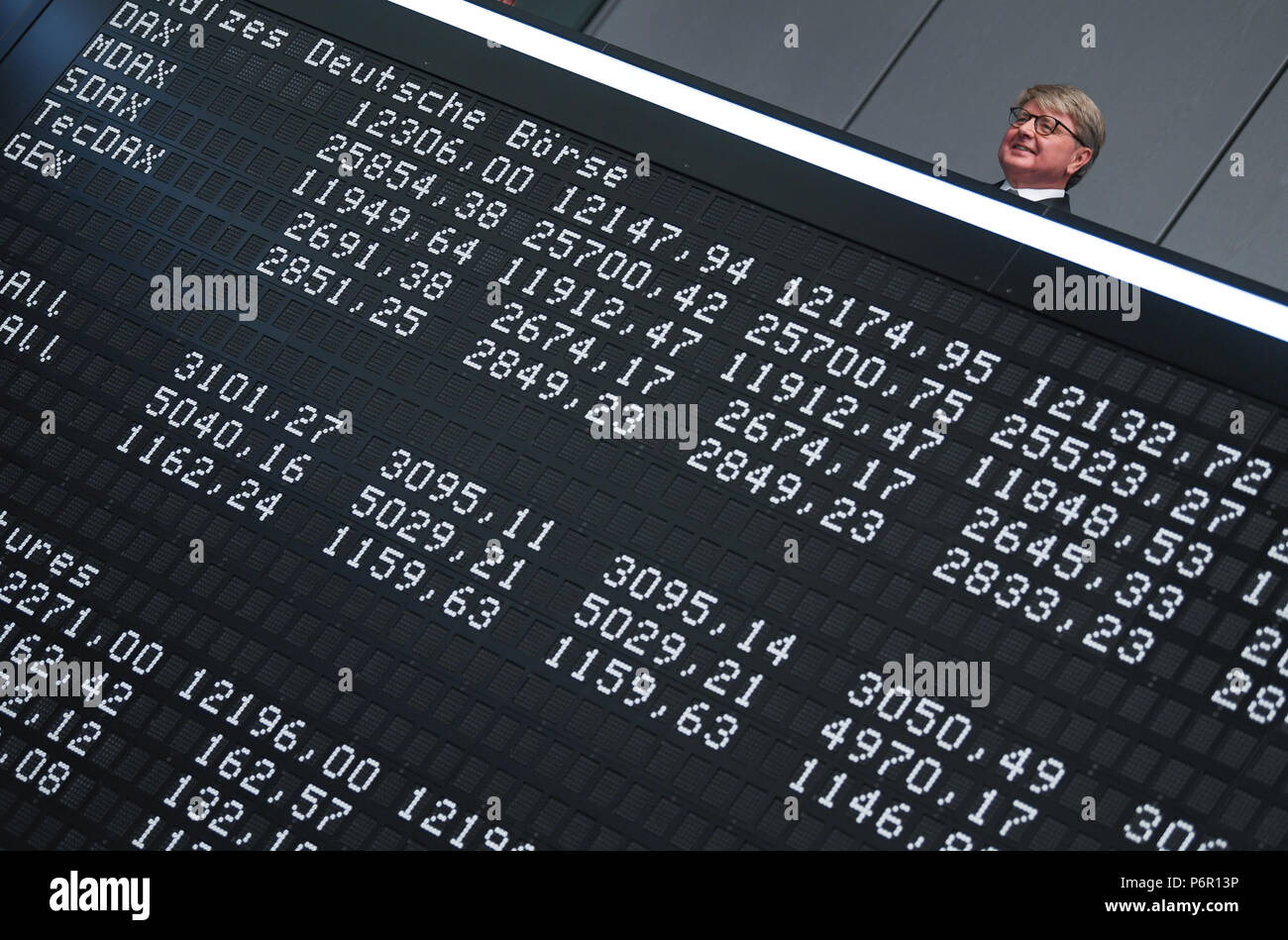Frankfurt, Alemania. 02Nd Julio, 2018. Presidente de la Deutsche Boerse AG,  Theodor Weimer (L-R), Frank Mella, parado sobre una pantalla, con los  índices de la bolsa de valores alemana para el 30
