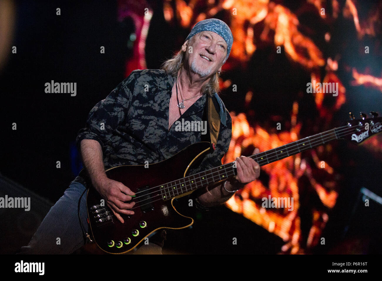 Deep Purple bajista, Roger Glover realiza. Deep Purple band realiza en Arena Tauron Cracovia como parte de la gira de despedida, el adiós de largo recorrido. Foto de stock